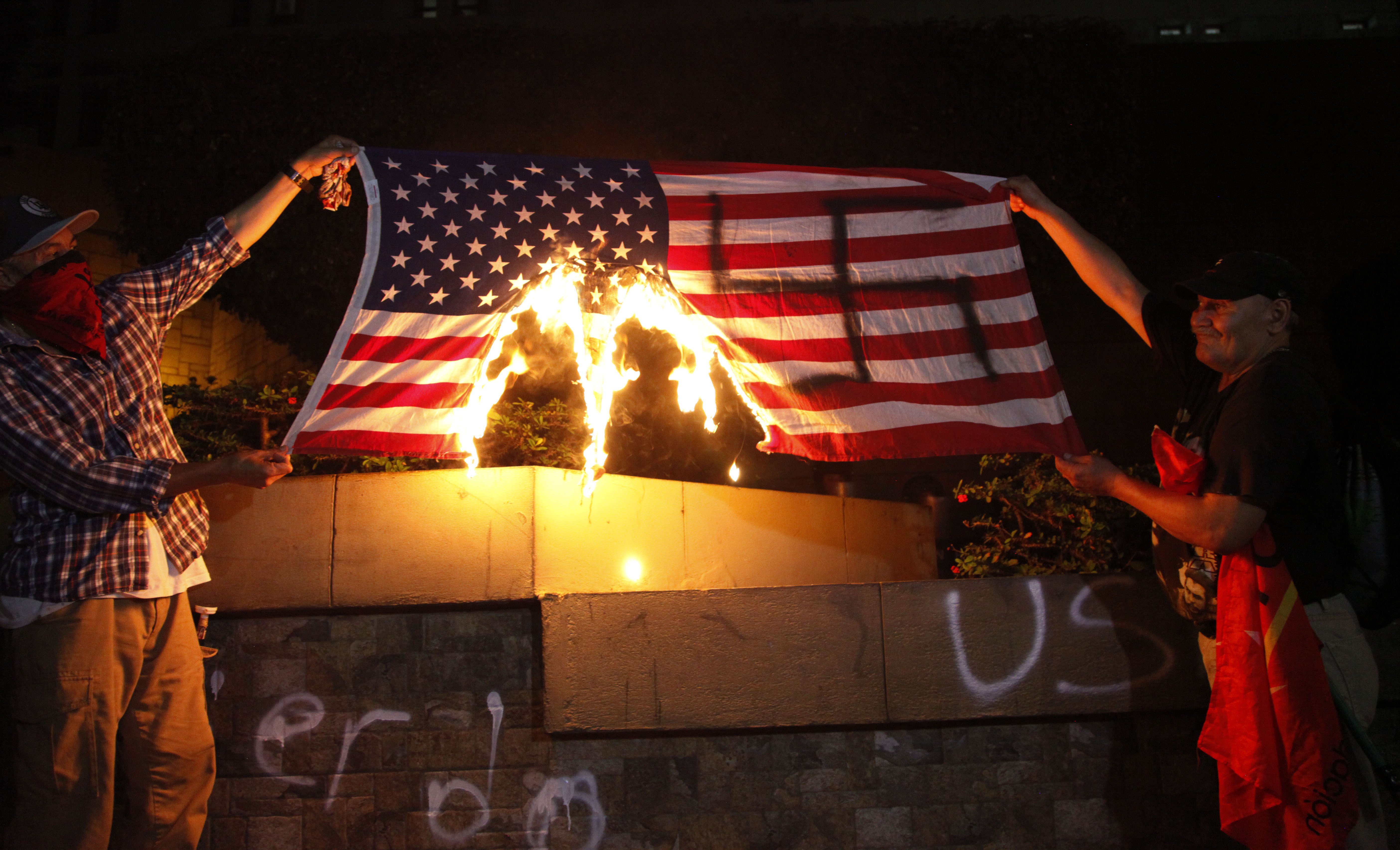 honduran-protesters-burn-american-flag-in-support-of-migrant-army